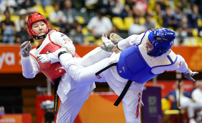 대한민국 송다빈이 3일 일본 도요하시 체육관에서 열린 2026 아이치·나고야 아시안게임 태권도 여자 +67㎏급 준결승전에서 이란 아마디 파테메와 맞대결을 펼치고 있다. 2026.10.3 ⓒ 뉴스1 안은나 기자