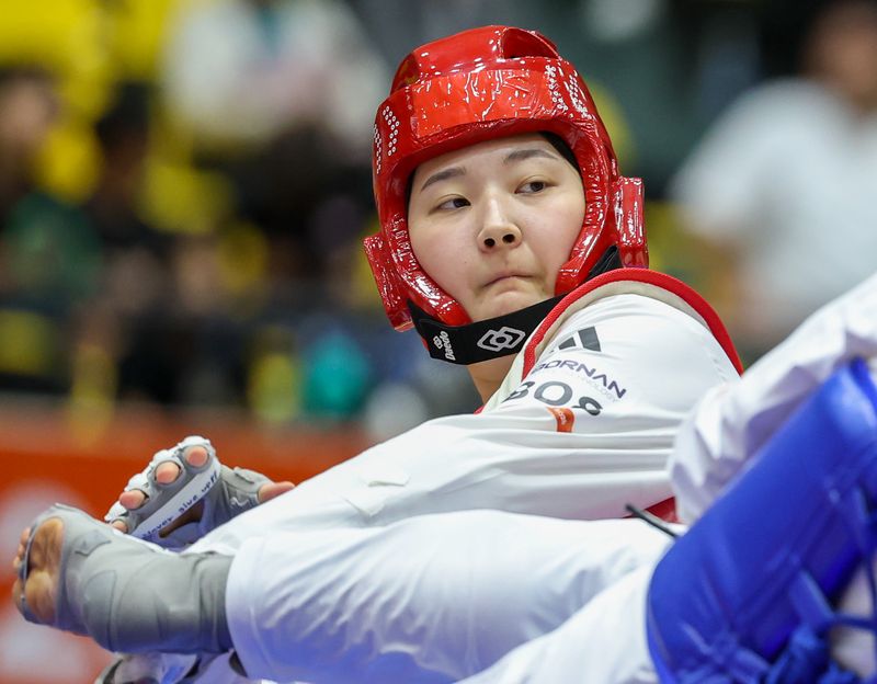대한민국 송다빈이 3일 일본 도요하시 체육관에서 열린 2026 아이치·나고야 아시안게임 태권도 여자 +67㎏급 준결승전에서 이란 아마디 파테메와 맞대결을 펼치고 있다. 2026.10.3 ⓒ 뉴스1 안은나 기자