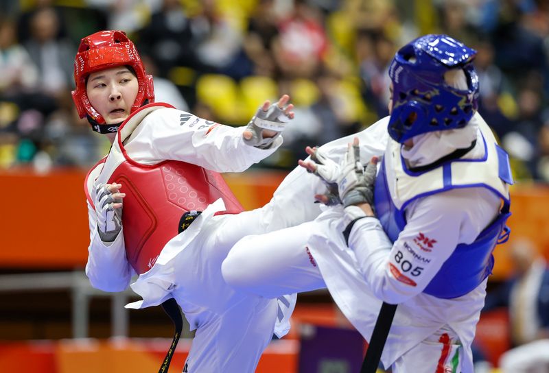 대한민국 송다빈이 3일 일본 도요하시 체육관에서 열린 2026 아이치·나고야 아시안게임 태권도 여자 +67㎏급 준결승전에서 이란 아마디 파테메와 맞대결을 펼치고 있다. 2026.10.3 ⓒ 뉴스1 안은나 기자