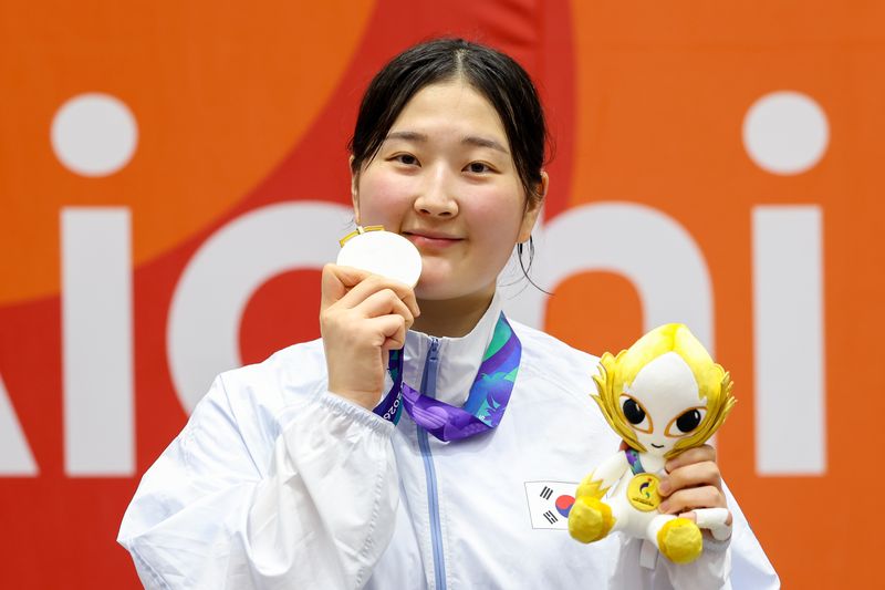 대한민국 송다빈이 3일 일본 도요하시 체육관에서 열린 2026 아이치·나고야 아시안게임 태권도 여자 +67㎏급 시상식에서 금메달을 목에 걸고 있다. 2026.10.3 ⓒ 뉴스1 안은나 기자