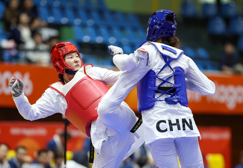 대한민국 송다빈이 3일 일본 도요하시 체육관에서 열린 2026 아이치·나고야 아시안게임 태권도 여자 +67㎏급 결승전에서 중국 무원저와 맞대결을 펼치고 있다. 2026.10.3 ⓒ 뉴스1 안은나 기자