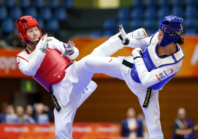 대한민국 송다빈이 3일 일본 도요하시 체육관에서 열린 2026 아이치·나고야 아시안게임 태권도 여자 +67㎏급 결승전에서 중국 무원저와 맞대결을 펼치고 있다. 2026.10.3 ⓒ 뉴스1 안은나 기자