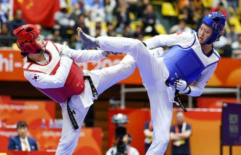 대한민국 송다빈이 3일 일본 도요하시 체육관에서 열린 2026 아이치·나고야 아시안게임 태권도 여자 +67㎏급 결승전에서 중국 무원저와 맞대결을 펼치고 있다. 2026.10.3 ⓒ 뉴스1 안은나 기자