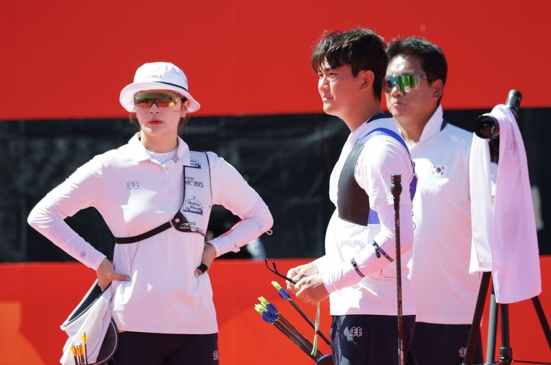 [오카자키(일본)=뉴시스] 김금보 기자 = 2일(현지 시간) 일본 아이치현 오카자키시 오카자키 중앙종합공원 내 다목적 광장에서 열린 2026 아이치·나고야 아시안게임 양궁 리커브 혼성 단체 준결승 한국과 중국의 경기, 세트스코어 0-6으로 패배한 한국 김제덕과 강채영이 아쉬워 하고 있다. 2026.10.02. kgb@newsis.com