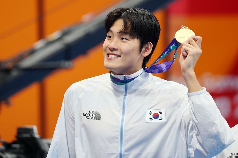 [도쿄(일본)=뉴시스] 김금보 기자 = 21일(현지 시간) 오후 일본 도쿄도 고토구 도쿄아쿠아틱스센터에서 열린 2026 아이치·나고야 아시안게임 경영 남자 자유형 50m 시상식에서 금메달을 획득한 김영범이 기뻐하고 있다. 2026.06.21. kgb@newsis.com