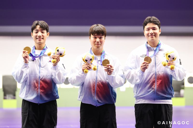 [서울=뉴시스] 2026 아이치·나고야 아시안게임 사격 남자 25m 속사권총 단체전에서 금메달을 획득한 한국 사격 대표팀. 왼쪽부터 송종호, 이건혁, 윤서영. (사진=2026 아이치·나고야 아시안게임 조직위원회 제공) 2026.10.01. photo@newsis.com