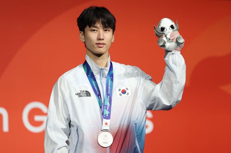 대한민국 이도현이 30일 일본 포트메세 나고야에서 열린 2026 아이치·나고야 아시안게임 클라이밍 남자 볼더링 시상식에서 은메달을 목에 걸고 있다. 2026.9.30 ⓒ 뉴스1 안은나 기자