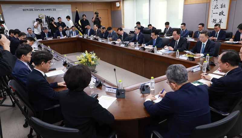 이억원 금융위원장은 4일 관계부처는 물론 전 금융업권별 협회장을 소집해 최근 발생한 정보 유출 사고에 대한 비상한 대응을 주문했다. 금융위원회 제공