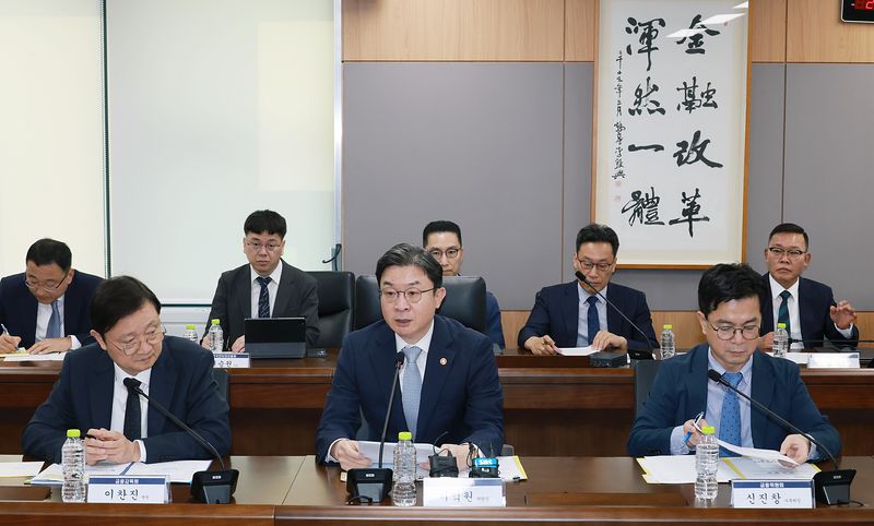 이억원 금융위원장(가운데)은 4일 관계부처는 물론 전 금융업권별 협회장을 소집해 최근 발생한 정보 유출 사고에 대한 비상한 대응을 주문했다. 금융위원회 제공
