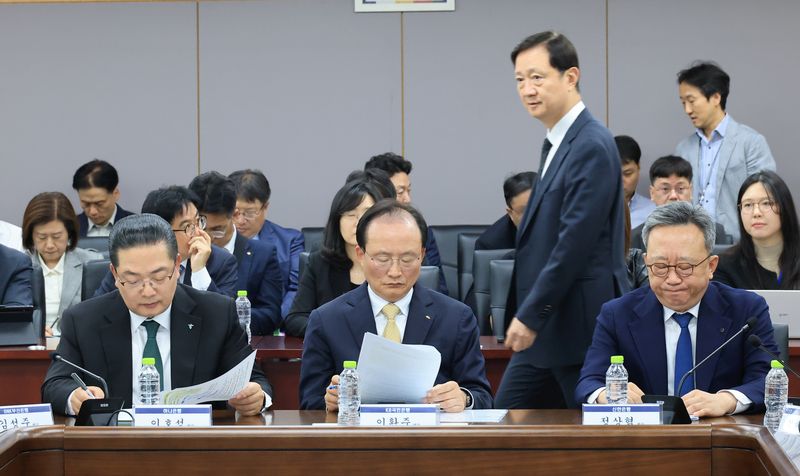 이찬진 금감원장이 지난 4일 정부서울청사에서 열린 최근 침해위협 대응 전금융권 긴급 점검회의에 참석하며 이호성 하나은행장(왼쪽부터), 이환주 KB국민은행장, 정상혁 신한은행장 뒤를 지나고 있다. 연합뉴스