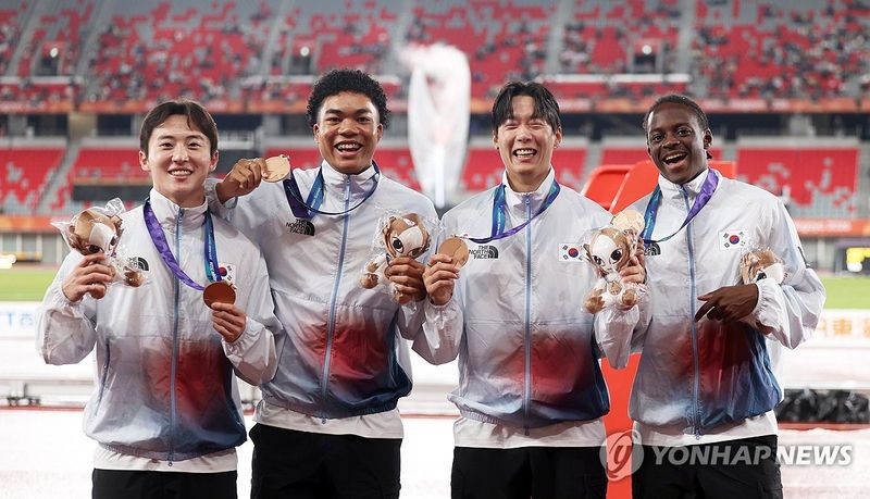 AG 육상 남자 400ｍ 계주…동메달 활짝 (출처=연합뉴스)