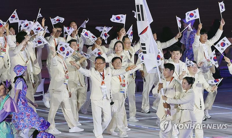 신유빈·김동용 앞세운 한국 선수단 입장 (출처=연합뉴스)
