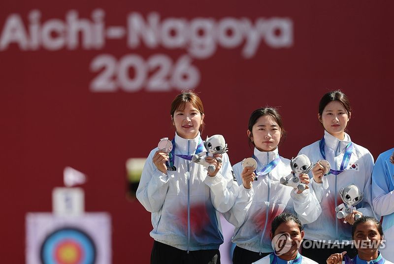 은메달 차지한 양국 여자 단체 (출처=연합뉴스)