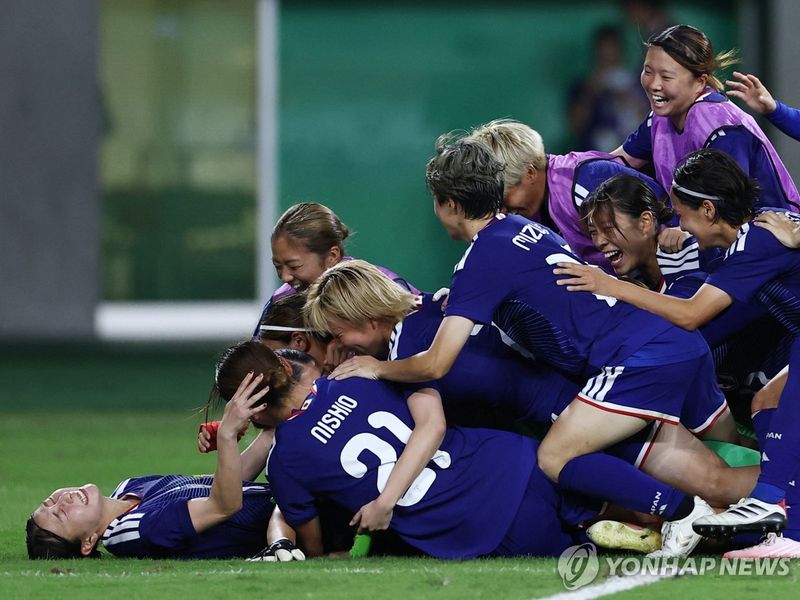 2일 여자 축구 결승전에서 승부차기 끝에 북한 물리친 뒤 기뻐하는 일본 대표팀 선수들 (출처=연합뉴스)