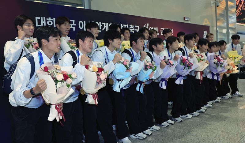 2026 아이치-나고야 아시안게임 남자축구 4연패를 이룬 대한민국 아시안게임 축구대표팀이 4일 오후 인천국제공항을 통해 귀국해 기념 촬영을 하고 있다. 뉴스1