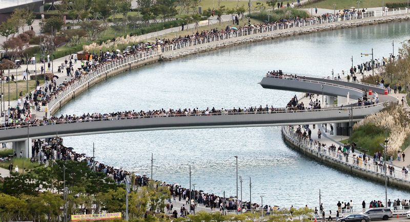 [부산=뉴시스] 하경민 기자 = 4일 부산 동구 북항 친수공원 경관수로 일대에 상어 '부캉이'를 보기 위해 몰려든 시민들로 북적이고 있다. 부캉이 관람인파는 지난 3일 7만2000명으로 집계되는 등 지난달 19일부터 누적 83만7800여 명을 기록했다. 2026.10.04. yulnetphoto@newsis.com