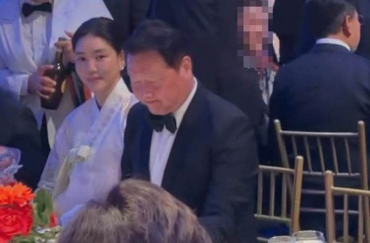 지난달 28일(현지시간) 미국 뉴욕에서 열린 코리아소사이어티 '2026 Annual Gala'에 참석한 최태원 SK그룹 회장과 김희영 티앤씨재단 이사. 사진=SNS 갈무리