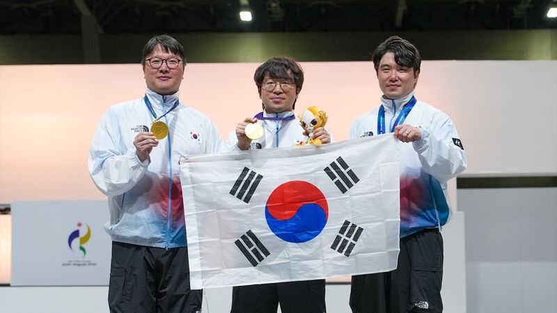 2026 아이치·나고야 아시안게임 e스포츠 대전 격투 단체전에서 금메달을 획득한 kt 롤스터 연제길 선수(오른쪽) 등 선수들이 기념촬영을 하고 있다. KT 제공