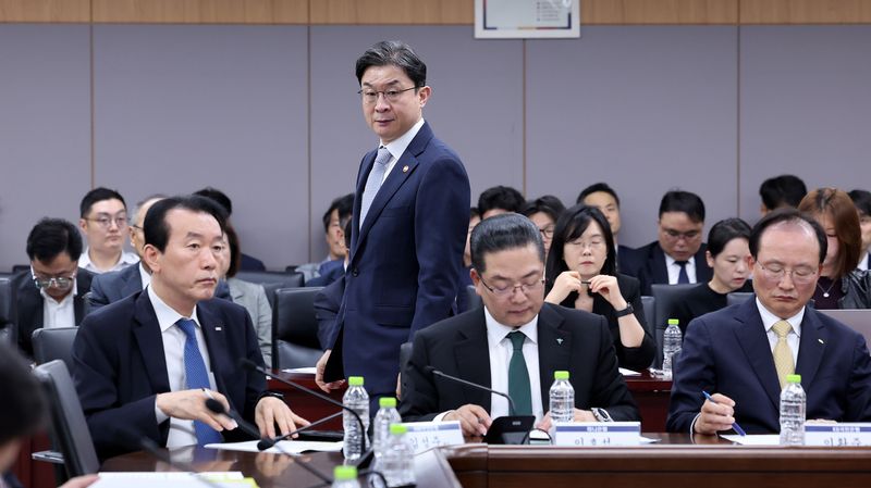 이억원 금융위원장이 4일 오후 서울 종로구 정부서울청사에서 열린 금융권 침해사고 관련 긴급 점검회의에 입장하고 있다. 2026.10.4 ⓒ 뉴스1 박지혜 기자
