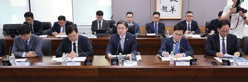이억원 금융위원장이 4일 오후 서울 종로구 정부서울청사에서 열린 금융권 침해사고 관련 긴급 점검회의에서 모두 발언을 하고 있다. 2026.10.4 ⓒ 뉴스1 박지혜 기자