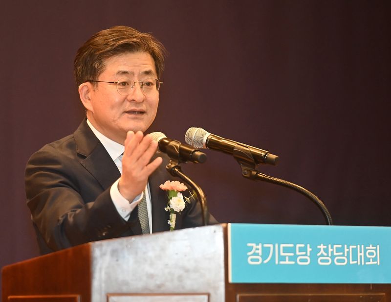 [수원=뉴시스] 김종택 기자 = 박원석 미래대연합 공동대표가 28일 경기도 수원시 경기아트센터 컨벤션홀에서 열린 새로운미래 경기도당 창당대회에 참석해 축사를 하고 있다. 이날 더불어민주당 탈당파로 구성된 '미래대연합'과 이낙연 전 대표가 주도하는 '새로운미래'가 공동창당하기로 합의하고 다음달 4일 '개혁미래당'(가칭)으로 중앙당 창당대회를 열겠다고 밝혔다. 2024.01.28. jtk@newsis.com