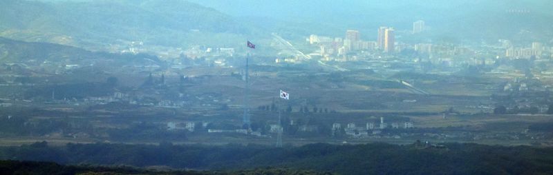 [파주=뉴시스] 전신 기자 = 지난 3일 이른 오전 북한이 동해상으로 탄도미사일 1발을 발사했다. 13일 만에 탄도미사일 도발을 재개한 것으로, 서부전선 비무장지대(DMZ) 매설지뢰 폭발사고에 대한 책임있는 사과 대신 무력시위에 나섰다.사진은 4일 경기 파주시 접경지역에서 남측 대성동 마을 태극기와 북측 기정동 마을 인공기가 펄럭이고 있다. 2026.10.04. photo1006@newsis.com