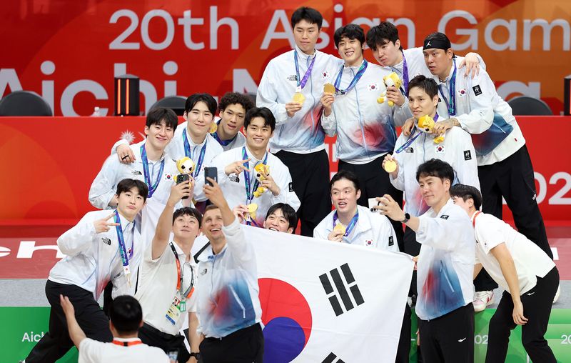 [나고야(일본)=뉴시스] 황준선 기자 = 20일 오후(현지 시간) 일본 아이치현 나고야시 아이치 인터내셔널 아레나에서 열린 2026 아이치·나고야 아시안게임 남자 농구 시상식에서 금메달을 획득한 한국 니콜라스 마줄스 감독을 비롯한 선수들이 기념촬영을 하고 있다. 2026.09.20. hwang@newsis.com
