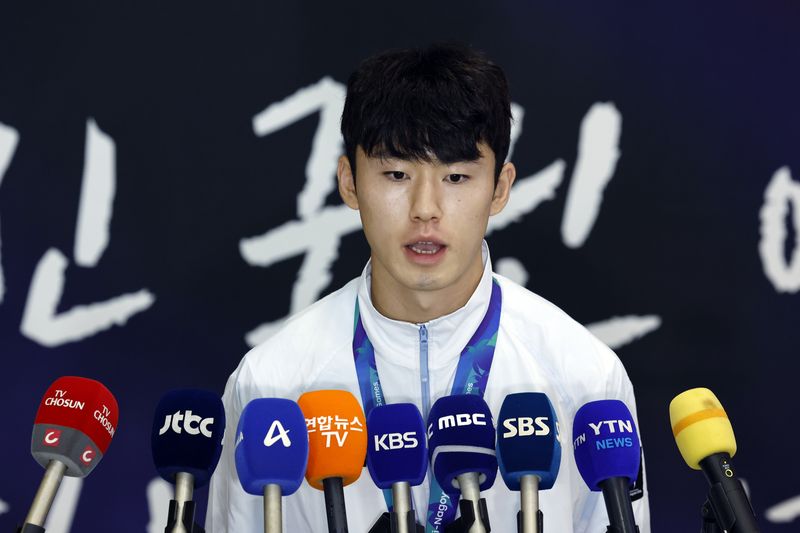 2026 아이치-나고야 아시안게임 남자축구 4연패를 만든 이민성호 이기혁이 4일 오후 인천국제공항을 통해 귀국해 취재진과 인터뷰를 하고 있다. 2026.10.4 ⓒ 뉴스1 박정호 기자