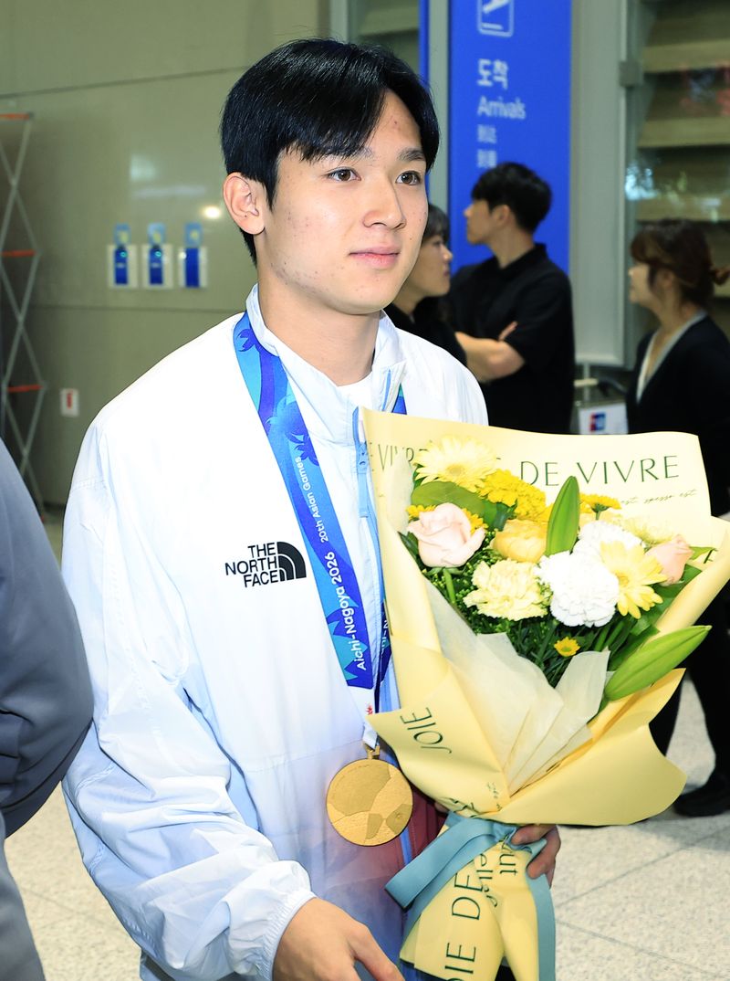 2026 아이치-나고야 아시안게임 남자축구 4연패를 만든 이민성호의 양민혁이 4일 오후 인천국제공항을 통해 귀국, 대한축구협회에서 준비한 꽃다발을 들고 조용히 이동하고 있다. 2026.10.4 ⓒ 뉴스1 박정호 기자