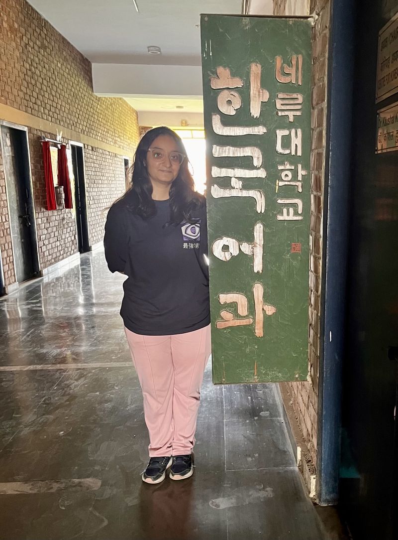 지난달 29일 인도 뉴델리 소재 자와할랄 네루대의 한국학과 교실 앞에서 3학년 아스나씨가 서있다. 사진=프라갸 아와사티 통신원