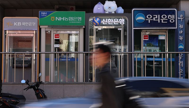 시중은행 등 금융권에서 잇단 개인정보 유출사고가 발생하면서 금융당국이 휴일인 4일 금융권 협회장 긴급점검회의를 소집하는 등 비상이 걸렸다. 서울의 시중은행 현금자동입출금기(ATM). 뉴스1