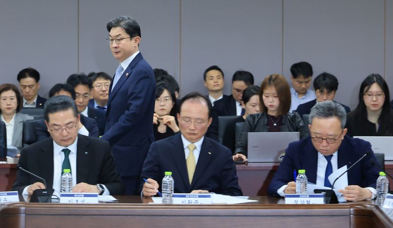 이억원 금융위원장이 4일 오후 정부서울청사에서 열린 금융권 침해사고 관련 긴급점검회의에 참석해 이호성 하나은행장(앞줄 왼쪽부터), 이환주 KB국민은행장, 정상혁 신한은행장 뒤를 지나가고 있다. 연합뉴스