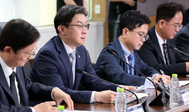 [서울=뉴시스] 박영태 기자 = 4일 오후 서울 종로구 정부서울청사에서 열린 최근 침해위협 대응 전금융권 긴급 점검회의에서 이억원 금융위원장이 모두발언을 하고 있다. 2026.10.04. since1999@newsis.com