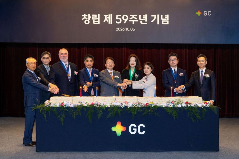 허일섭 GC(녹십자홀딩스) 회장(왼쪽 첫번째)이 지난 2일 경기도 용인 GC녹십자 본사에서 진행된 창립 59주년 기념식에서 임직원들과 축하 떡을 자르고 있다. GC녹십자 제공