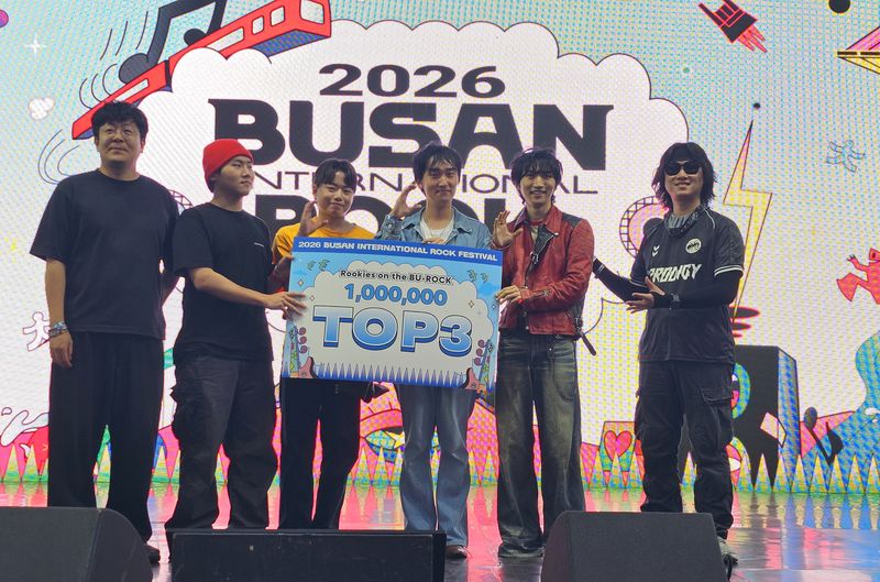 2026 루키즈 온 더 부락 대회 3위를 차지한 밴드 아사달이 수상 직후 기념촬영하고 있다. 사진=변옥환 기자