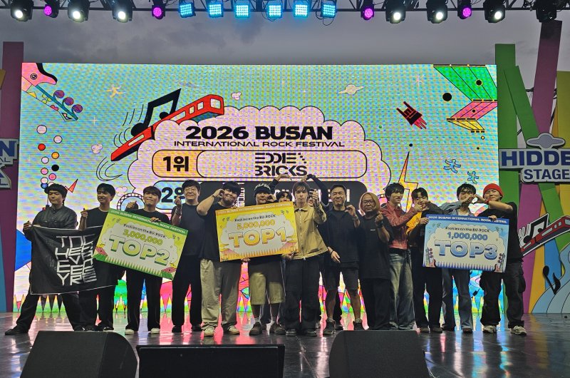 부산국제록페스티벌 히든스테이지에서 지난 2일부터 4일까지 3일간의 일정으로 ‘2026 루키즈 온 더 부락 경연이 열린 가운데 4일 열린 시상식에서 심사위원들과 3~1위에 오른 팀들이 함께 기념촬영하고 있다. 사진=변옥환 기자