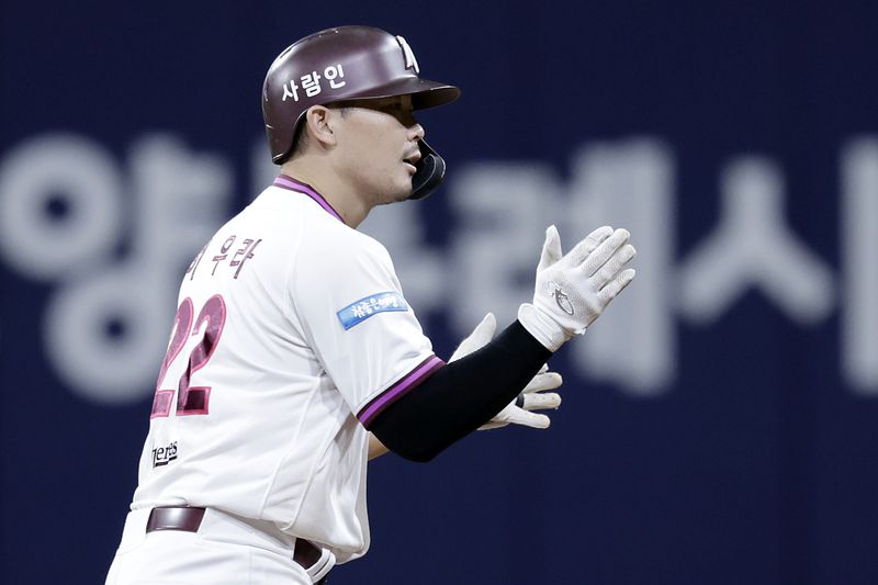 [서울=뉴시스] 최동준 기자 = 6일 서울 구로구 고척스카이돔에서 열린 2026 KBO리그 키움 히어로즈와 NC 다이노스의 경기, 8회말 2사 1루 상황 키움 히우라가 1타점 적시타를 친 뒤 기뻐하고 있다. 2026.09.06. photocdj@newsis.com