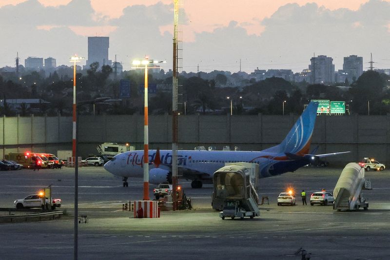 지난 9월 30일(현지시간) 아랍에미리트(UAE)를 떠나 이스라엘로 향하던 중 비상 상황으로 사우디아라비아에 우회 착륙했던 플라이두바이 여객기 탑승객들을 태운 비행기가 이스라엘 텔아비브 인근 로드의 벤구리온 국제공항 활주로에 도착해 있다. /사진=연합뉴스