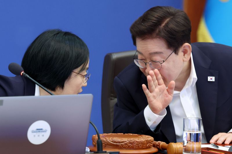 '똑순이' 한 총리, 추진력&middot;정무감각 호평…'인사&middot;부동산&middot;경찰개혁' 과제