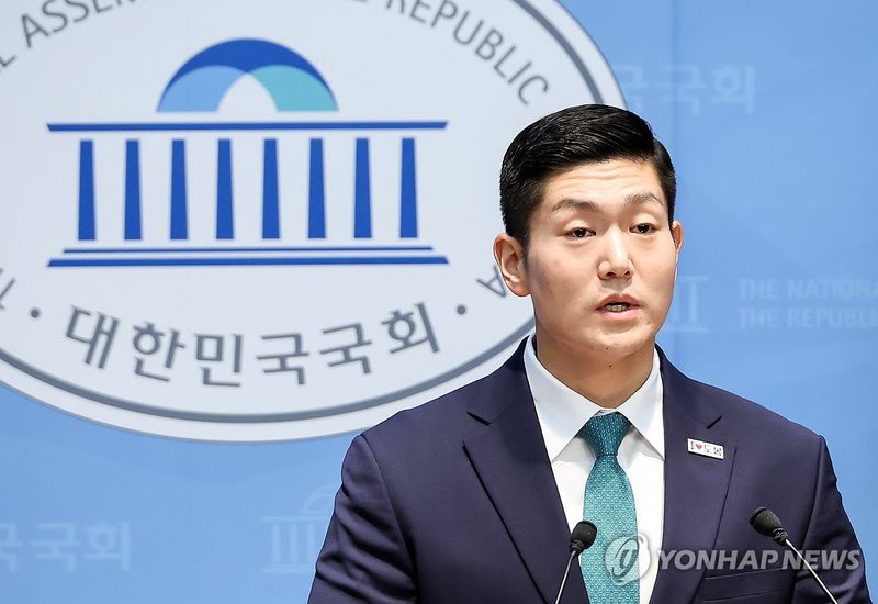 김재섭 국민의힘 의원이 지난해 12월 국회 소통관에서 기자회견을 하고 있다. 연합뉴스