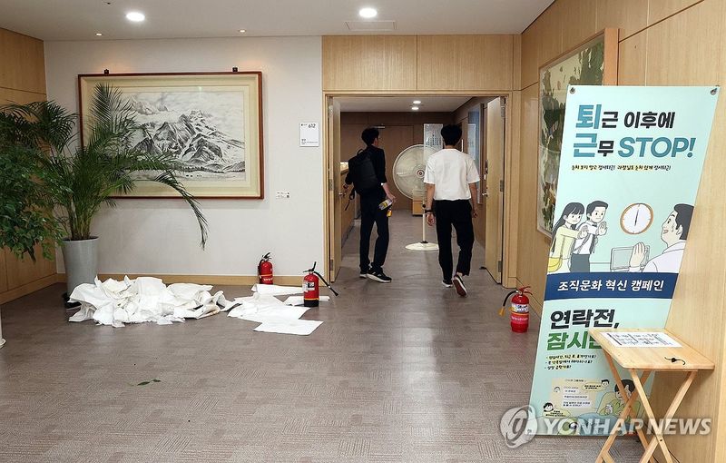 민원 몸살 노동부, 폭언&middot;협박 줄었지만…감독관 고소는 급증