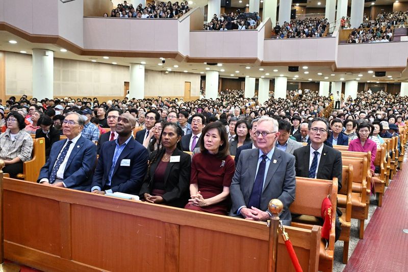 지난 4일 서울 여의도순복음교회 예배 참석한 미셸 스틸 주한 미 대사 부부(앞줄 오른쪽부터)와 제이비어 브런슨 한미연합사령관 부부가 설교를 듣고 있다. 여의도순복음교회 제공