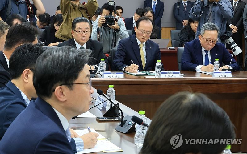 입장하는 이억원 금융위원장 (출처=연합뉴스)
