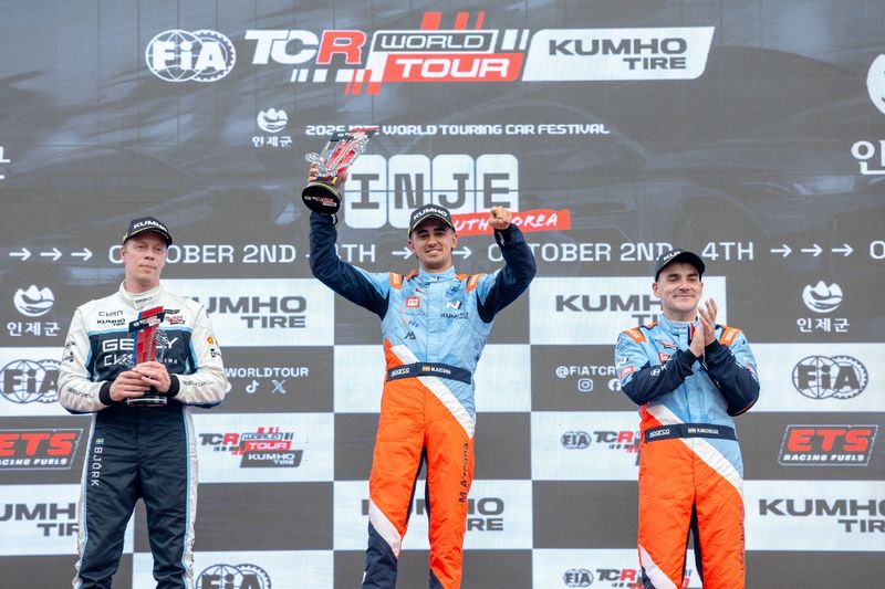 '2026 TCR 월드투어' 5라운드에서 우승한 현대자동차 '더 뉴 아반떼 N TCR' 미켈 아즈코나 선수(가운데)가 트로피를 들고 시상대 위에서 기뻐하고 있다. 현대차 제공