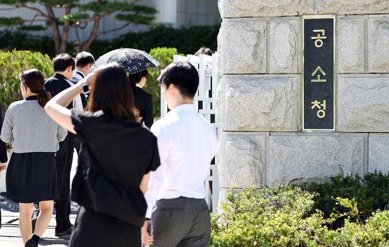공소청·중대범죄수사청이 출범한 2일 서울 서초구 공소청에서 직원들이 이동하고 있다. 뉴스1