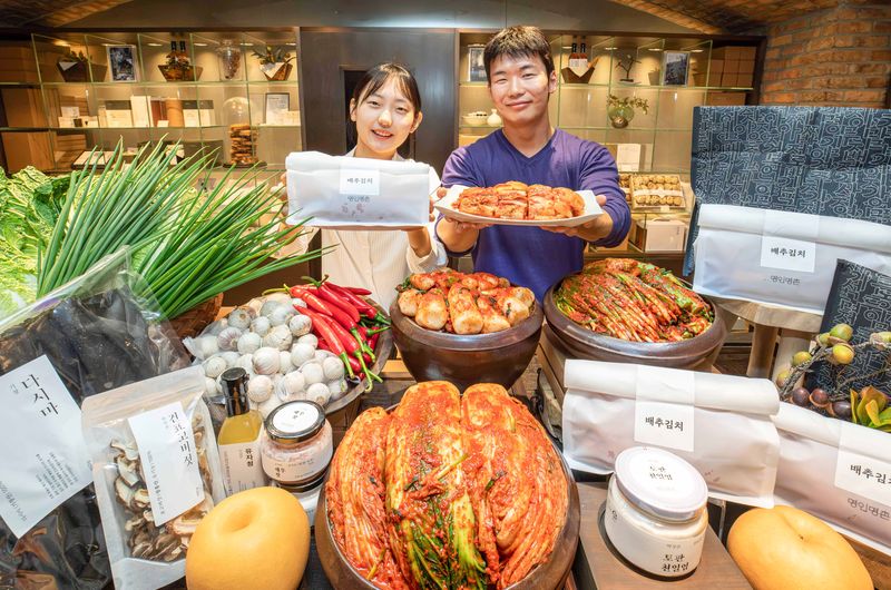 현대백화점 직원들이 프리미엄 김치인 '명인명촌 김치' 대표 상품들을 소개하고 있다. 현대백화점 제공