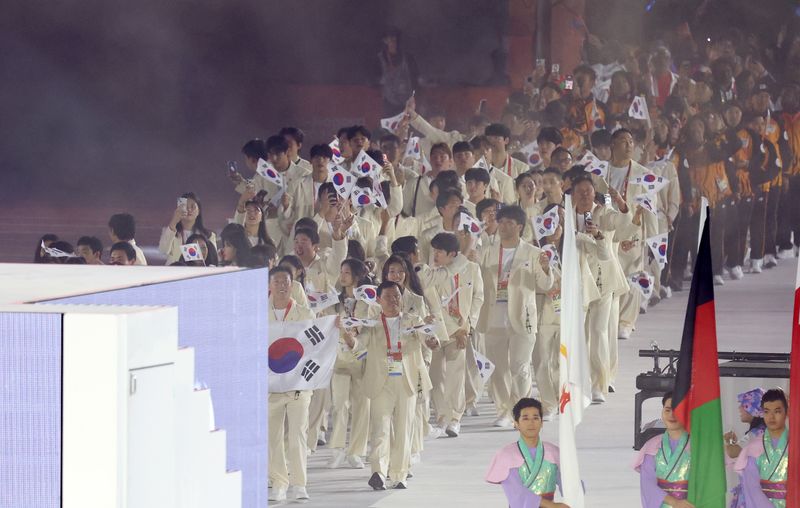 [나고야(일본)=뉴시스] 김금보 기자 = 4일(현지시간) 일본 아이치현 나고야시 파로마 미즈호 스타디움에서 열린 2026 아이치·나고야 아시안게임 폐회식에서 대한민국 선수단이 입장하고 있다. 2026.10.04. kgb@newsis.com