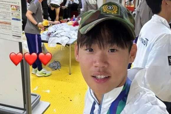 "면제 아닌 병역특례"…축구대표팀 논란 속 김제덕 '거수경례' 눈길
