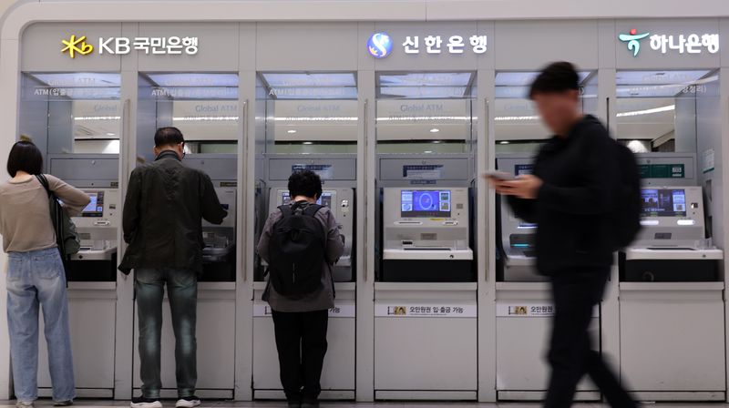 [서울=뉴시스] 최진석 기자 = 시중은행에 이어 저축은행과 캐피탈사 등 제2금융권까지 해킹 사고가 잇따르고 있는 4일 서초구 서울고속버스터미널에 개인정보가 유출된 신한·KB국민·하나 은행의 현금 자동 입출금기(ATM) 코너가 보이고 있다. 최근 주요 금융회사들을 대상으로 인공지능(AI) 에이전트를 활용한 신종 사이버 공격과 고객 정보 유출 사고가 이어지며 신한은행에서는 최근 고객 약 2만5000명의 개인·신용정보가, KB국민은행에서도 외부 보안 침해로 고객 119명의 개인신용정보가, 하나은행에서도 외부 해킹 세력이 영업지원시스템(O