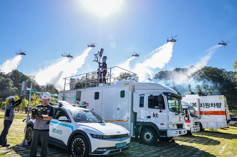 KT 그룹 직원들이 지난 2일 경북 칠곡군에서 열린 '2026 READY 코리아 산불진화 통합훈련'에서 이동 기지국 차량을 운용하며 재난 상황에서의 통신 서비스 지원 체계를 종합적으로 점검하고 있다. KT 제공